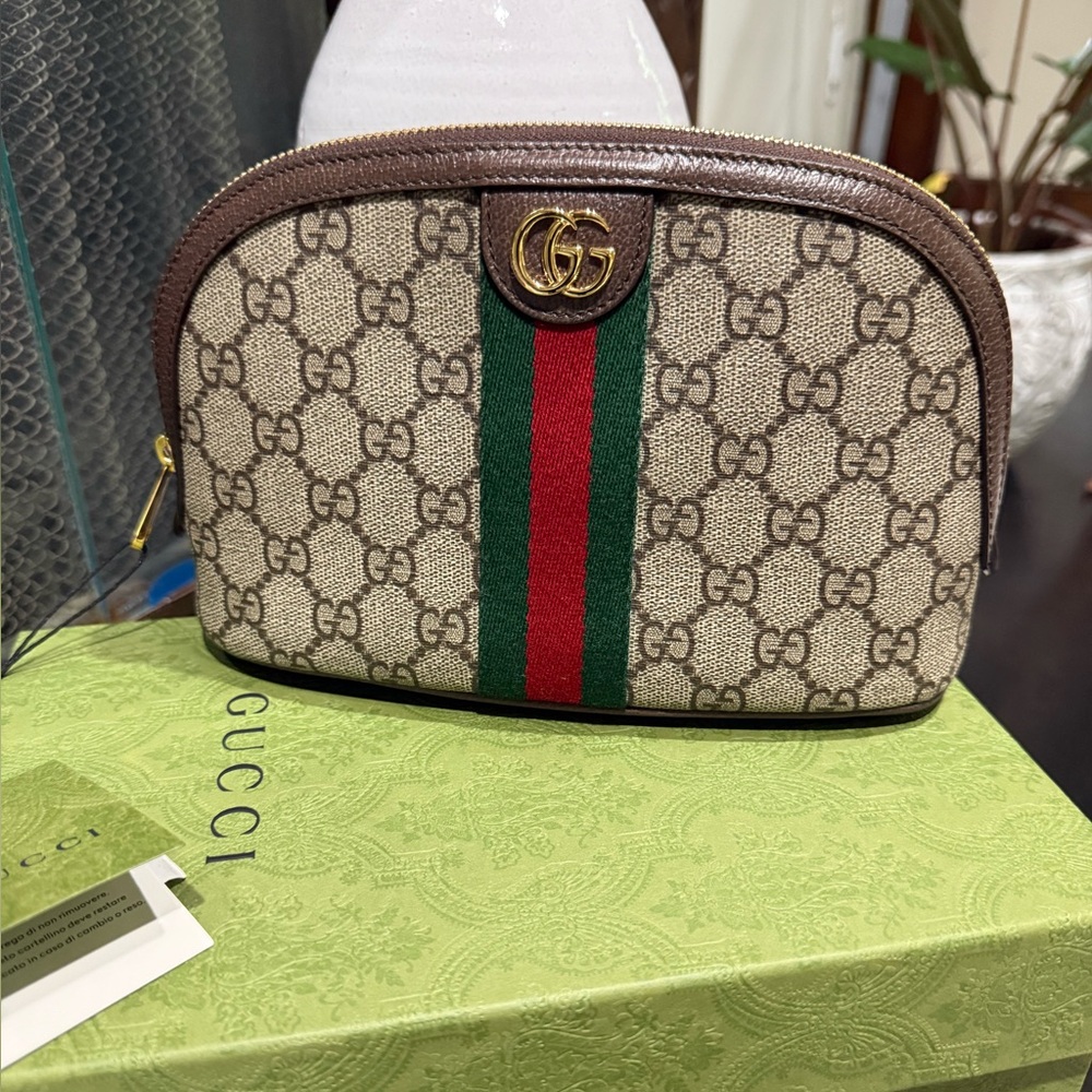 Gucci Beige GG Cosmetic Case with Red and Green Accent - Picture 2 of 10